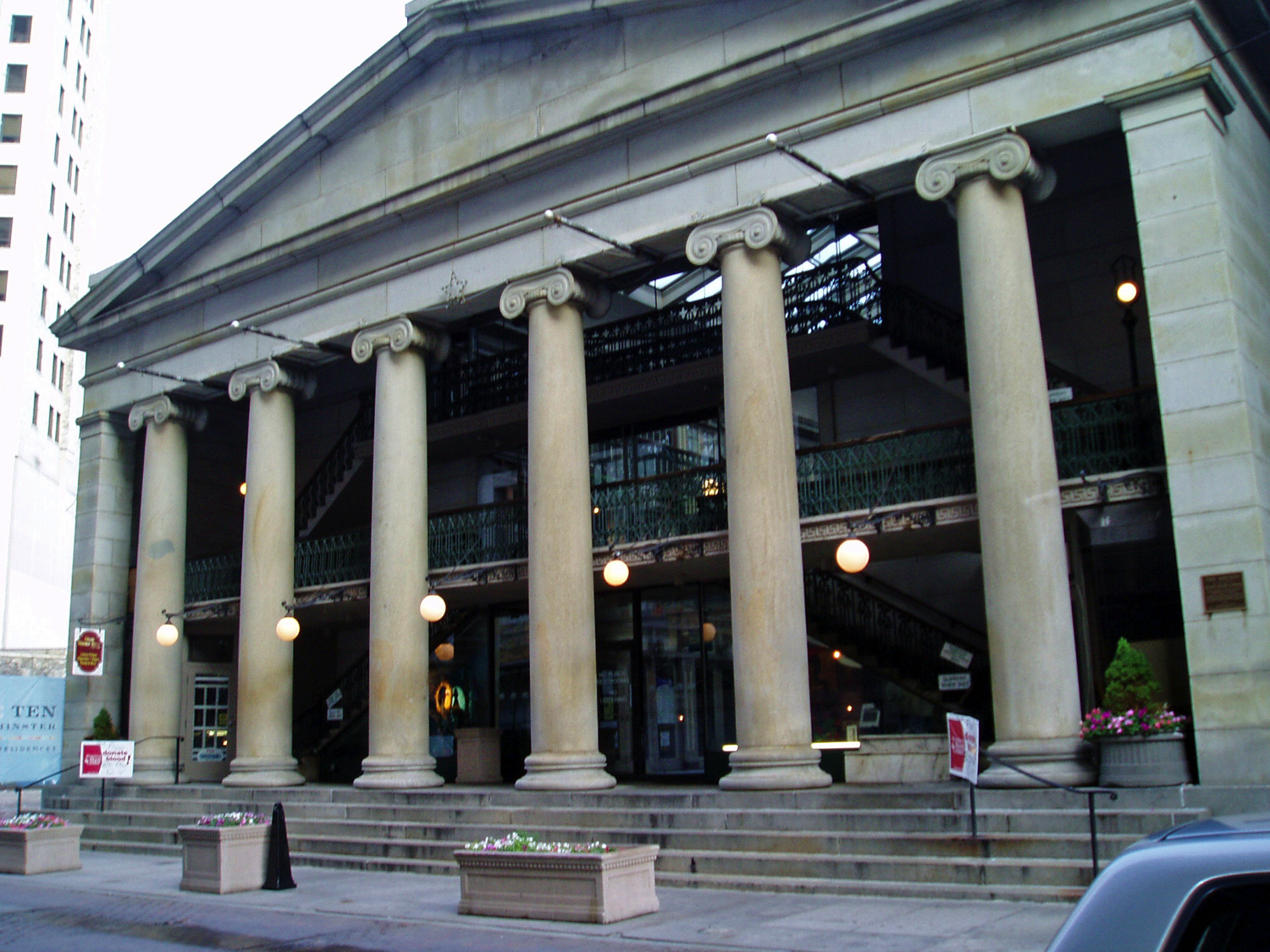 Westminster arcade by Loodog via Wikimedia Commons (CC BY-SA 3.0)